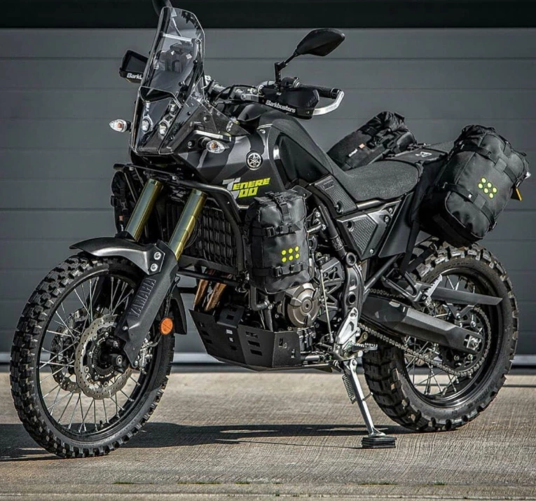 Yamaha Ténéré 700 chargée de bagages pour le voyage, profil routier et piste roulante.