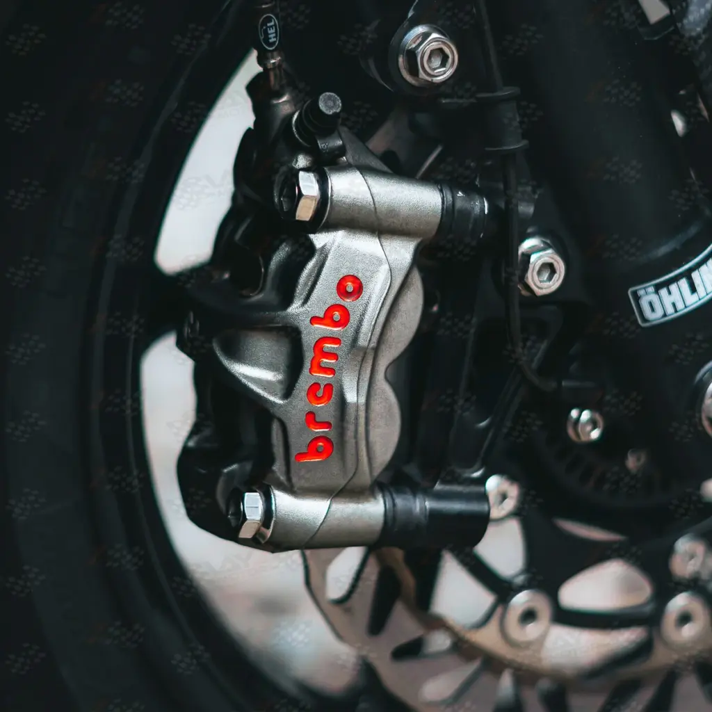 Disque de frein avant et étrier Brembo d'une moto, freinage progressif plutôt que mordant.
