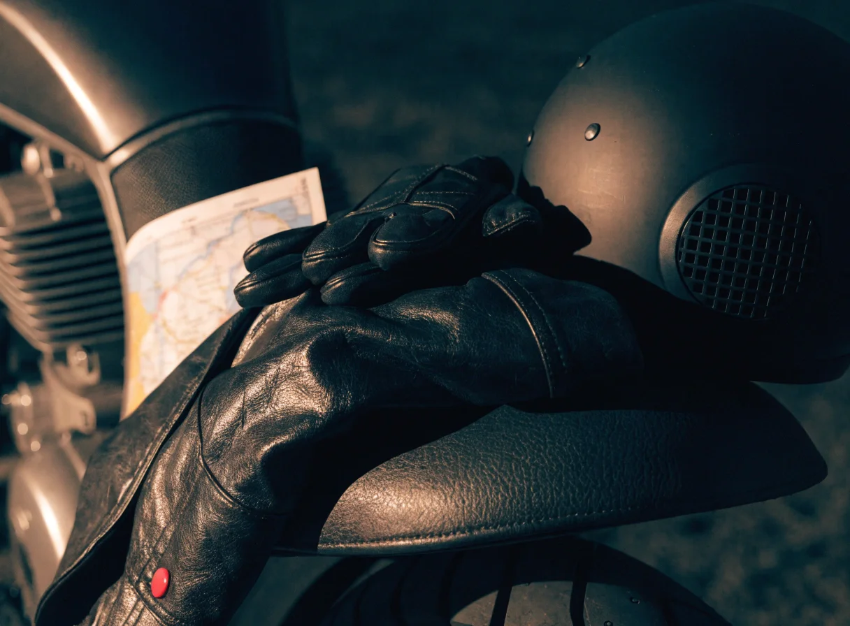Équipement de motard et carte posés sur une moto