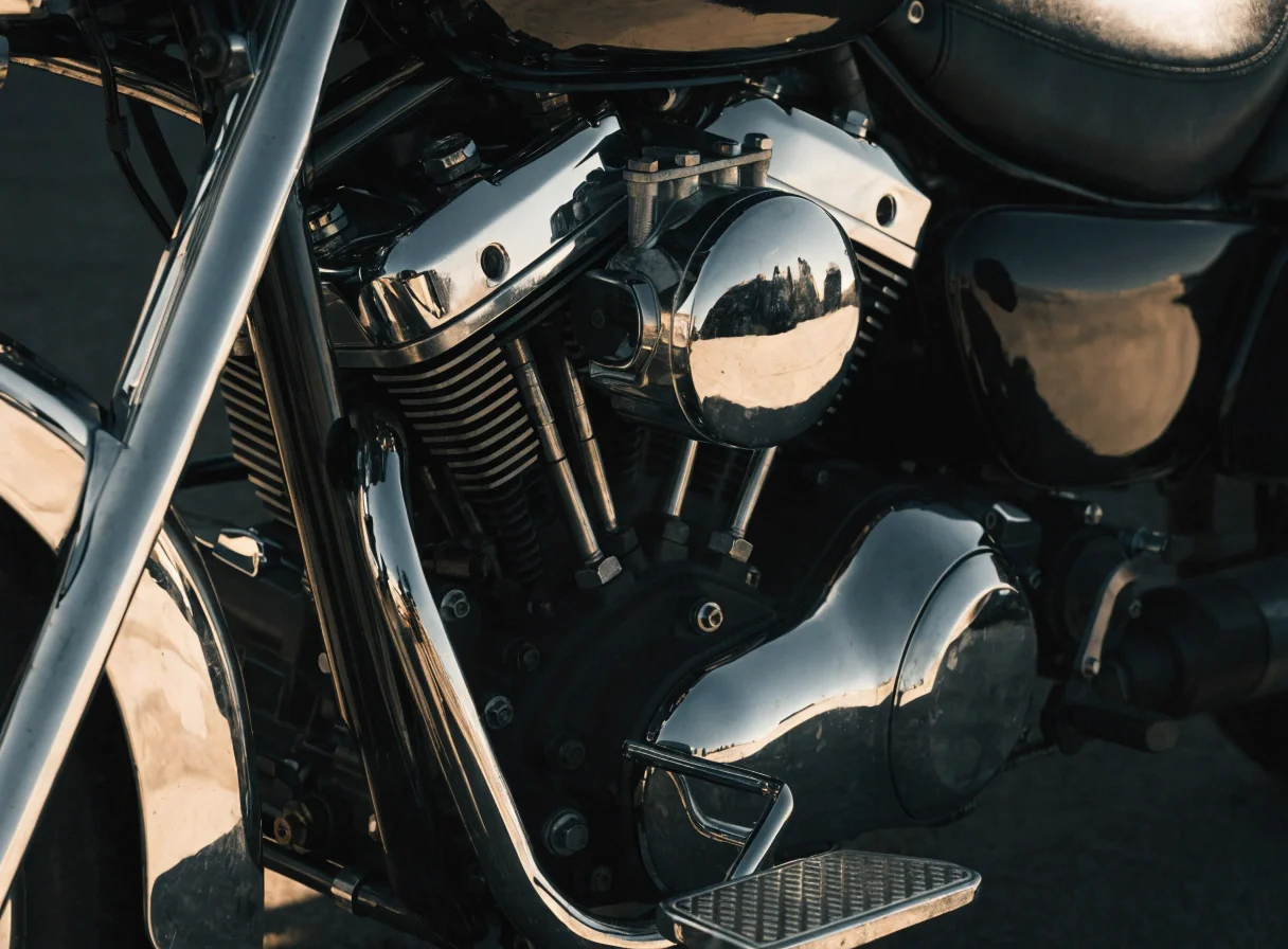 Détail de moteur et de chrome sur une moto classique