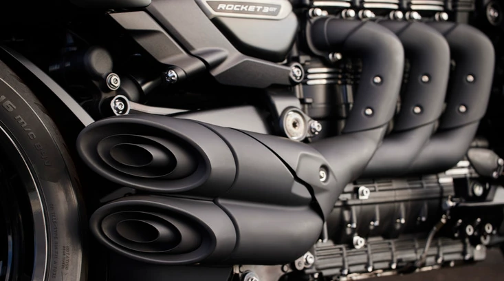 Énorme moteur trois-cylindres de la Triumph Rocket 3, cœur de cette moto de caractère.