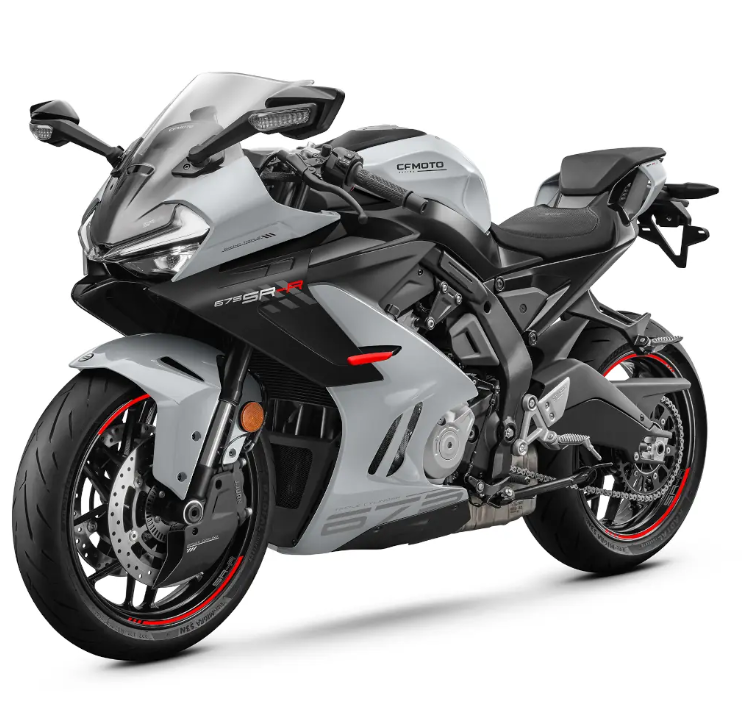 La CF Moto 675 SR-R, sportive chinoise accessible misant sur la performance et l'image.