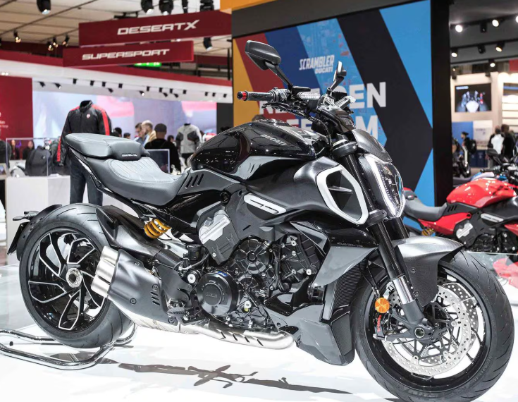 La Ducati Diavel V4, power cruiser plus légère et sportive, rivale de la Rocket 3 Storm.