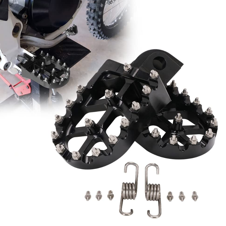 Pilote debout sur les repose-pieds d'un trail en tout-terrain, position typique en off-road.