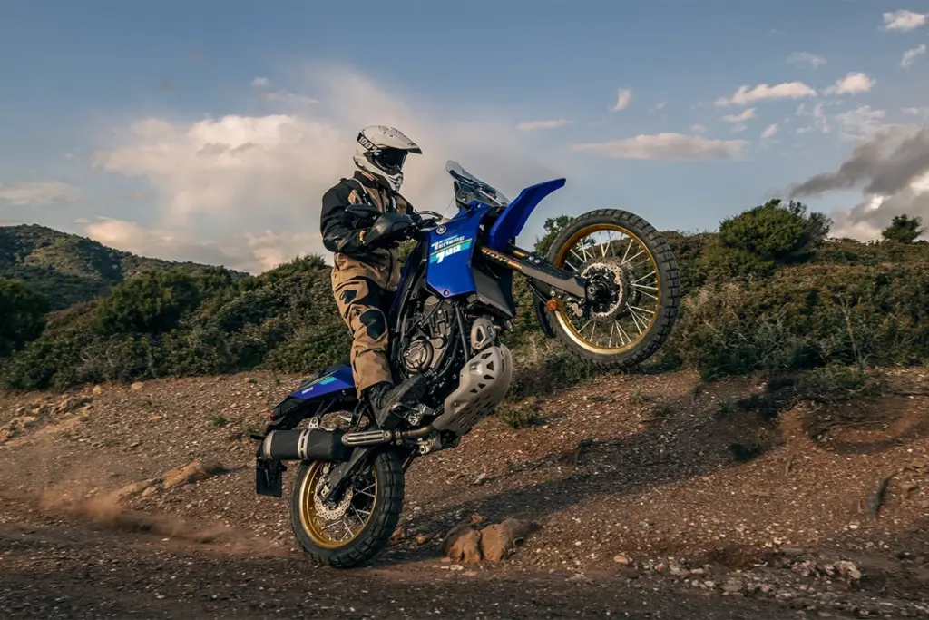 Yamaha Ténéré 700 roulant sur piste en terre, soulevant la poussière en off-road.