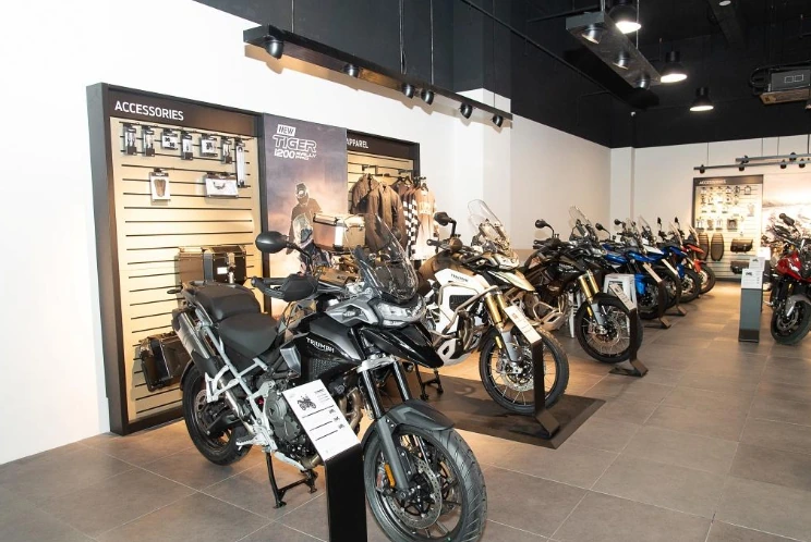 Concession moto avec motos neuves exposées en salle d'exposition pour l'achat.