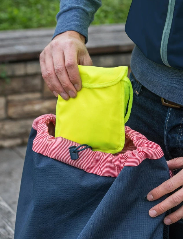 Gilet réfléchissant certifié CE compact et pliable rangé dans sa pochette.