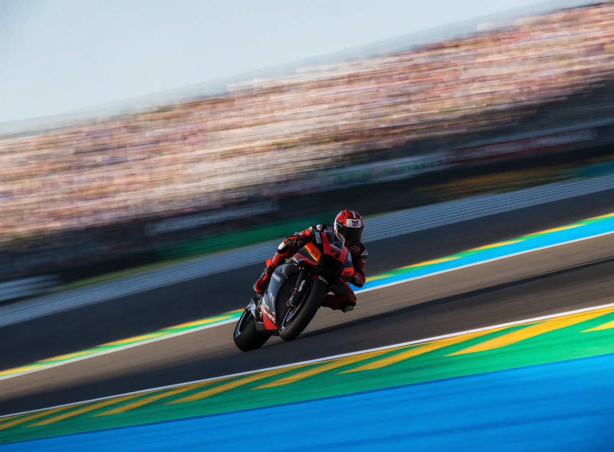 Moto de course en virage pendant un week-end MotoGP