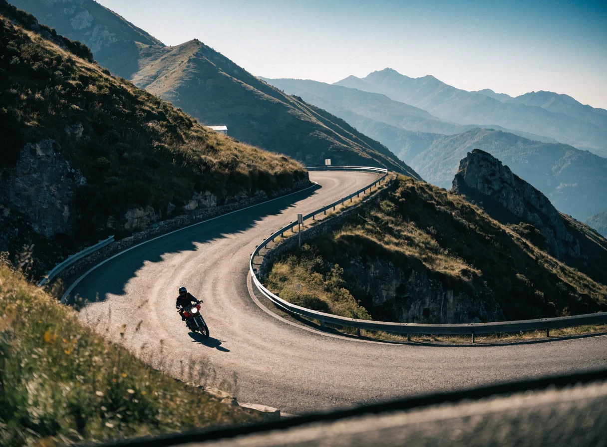 Moto sur la Route Napoléon dans les Alpes françaises
