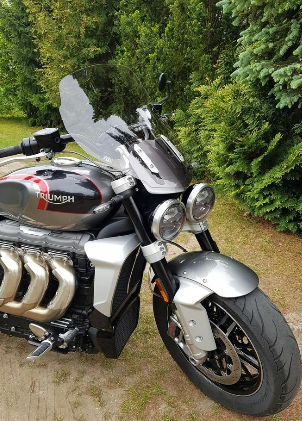 Triumph Rocket 3 GT équipée d'une bulle, offrant une protection limitée sur autoroute.