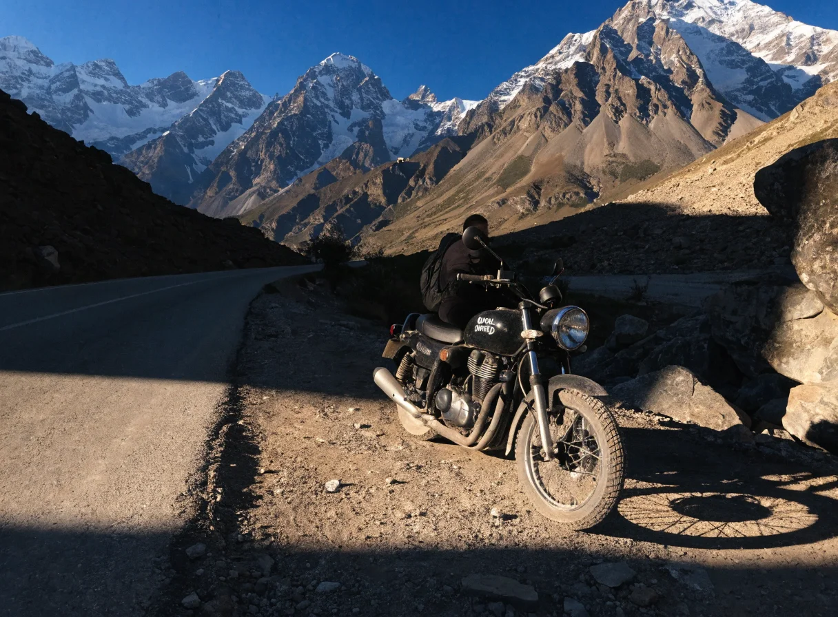 Royal Enfield sur une route de l'Himalaya