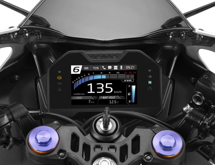 Écran TFT couleur d'un tableau de bord moto moderne avec affichage numérique.