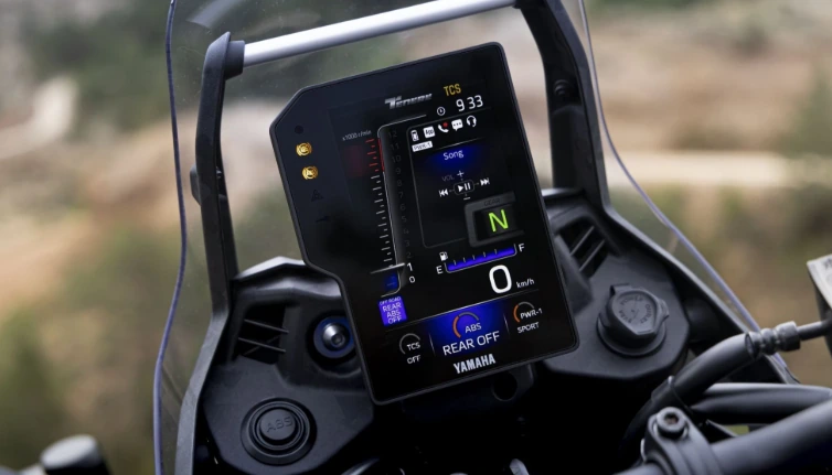 Nouvel écran TFT vertical 6,3 pouces du cockpit de la Yamaha Ténéré 700 2025.